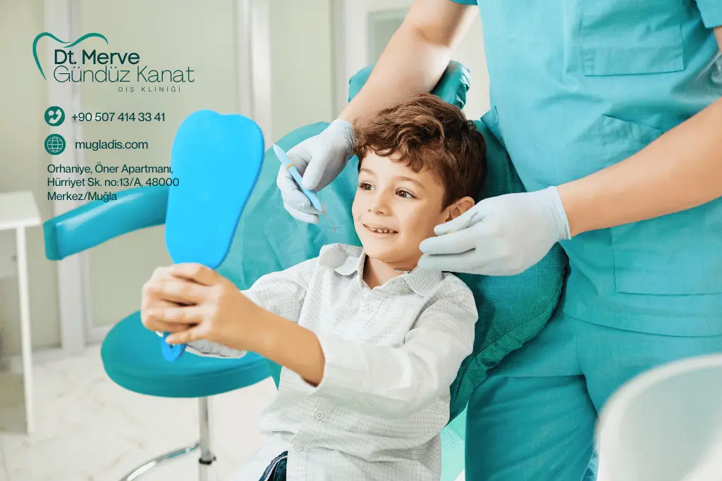 Muğla Çocuk Diş Doktoru ile Koruyucu Uygulamalar Muğla çocuk diş doktoru tarafından koruyucu flor uygulaması yapılan bir çocuk.